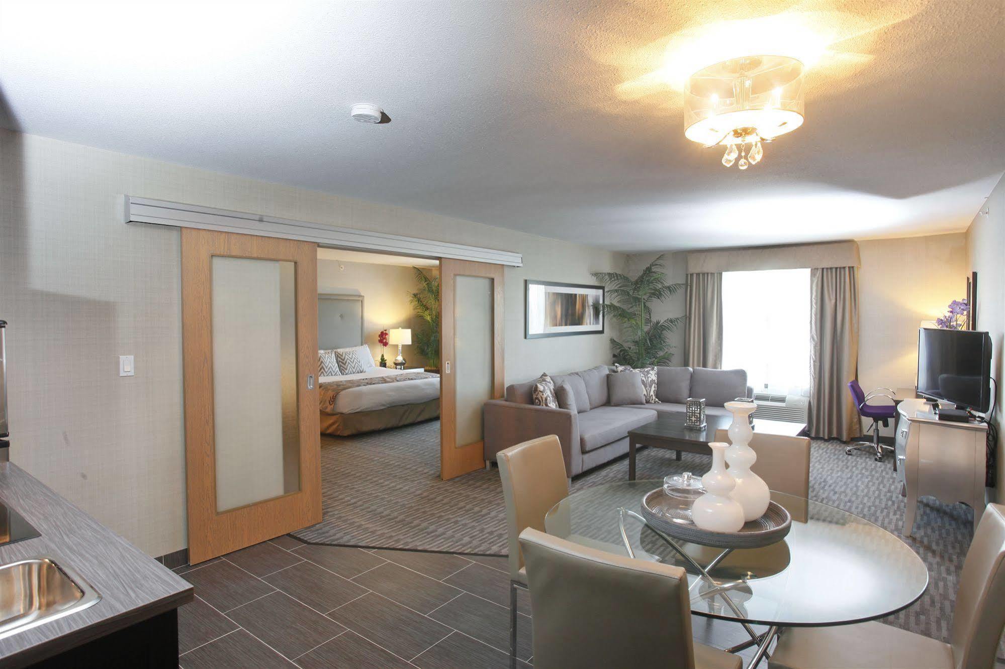 Hotel Pomeroy & At College