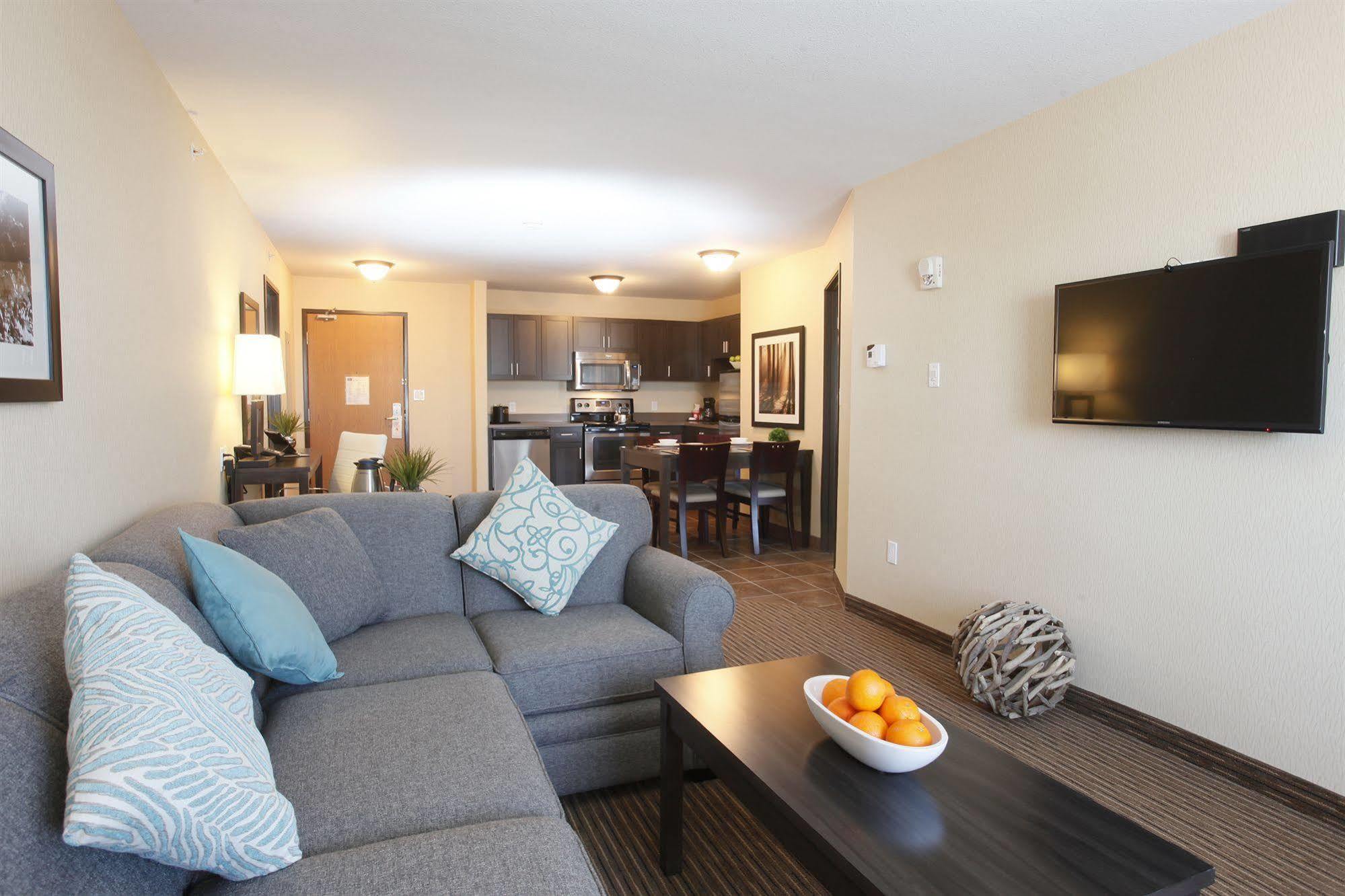 Hotel Pomeroy & At College